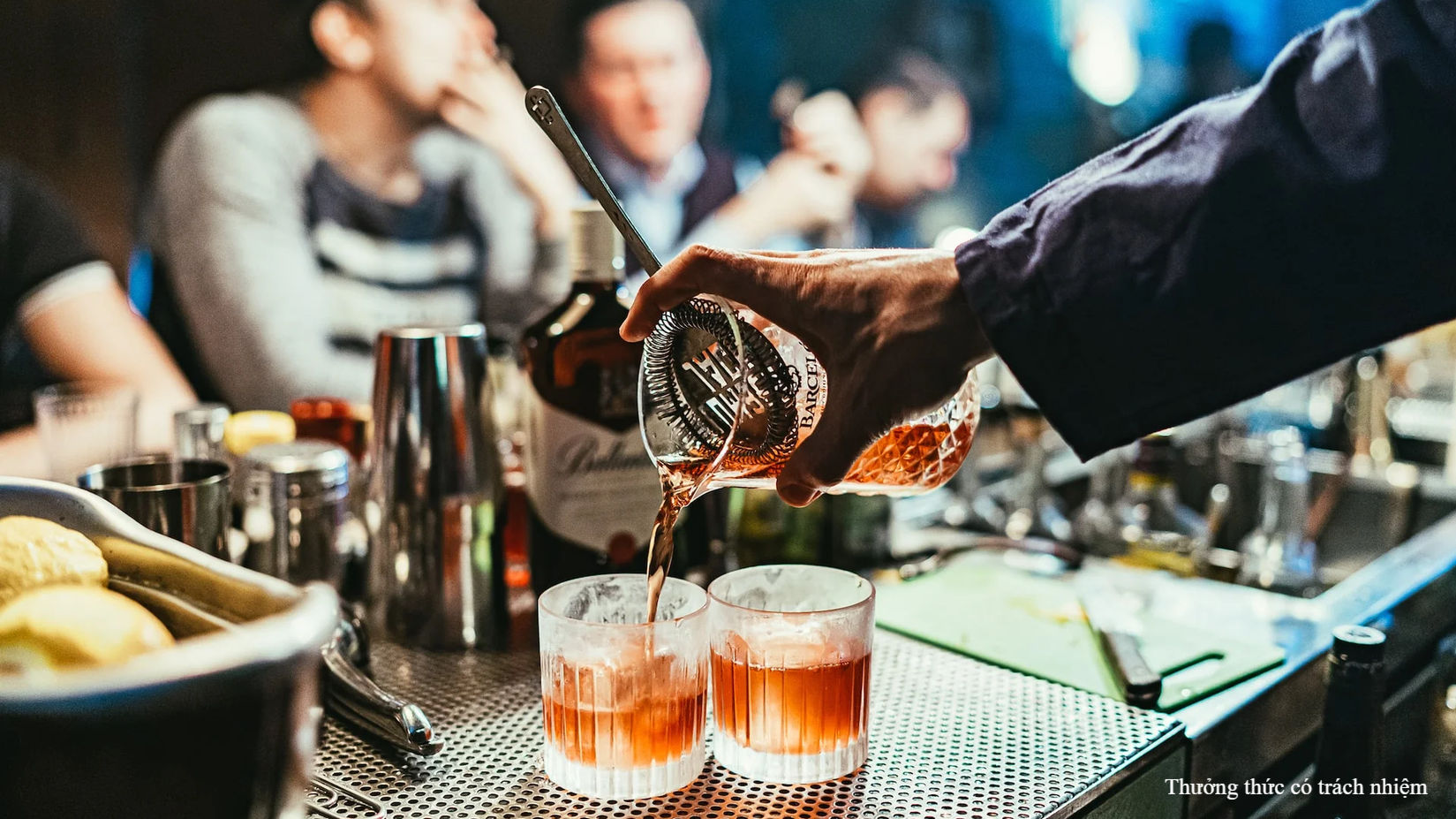 Lưu ý thưởng thức rượu tại bar đúng cách để vừa tận hưởng rượu vừa thư giãn và giao lưu an toàn.