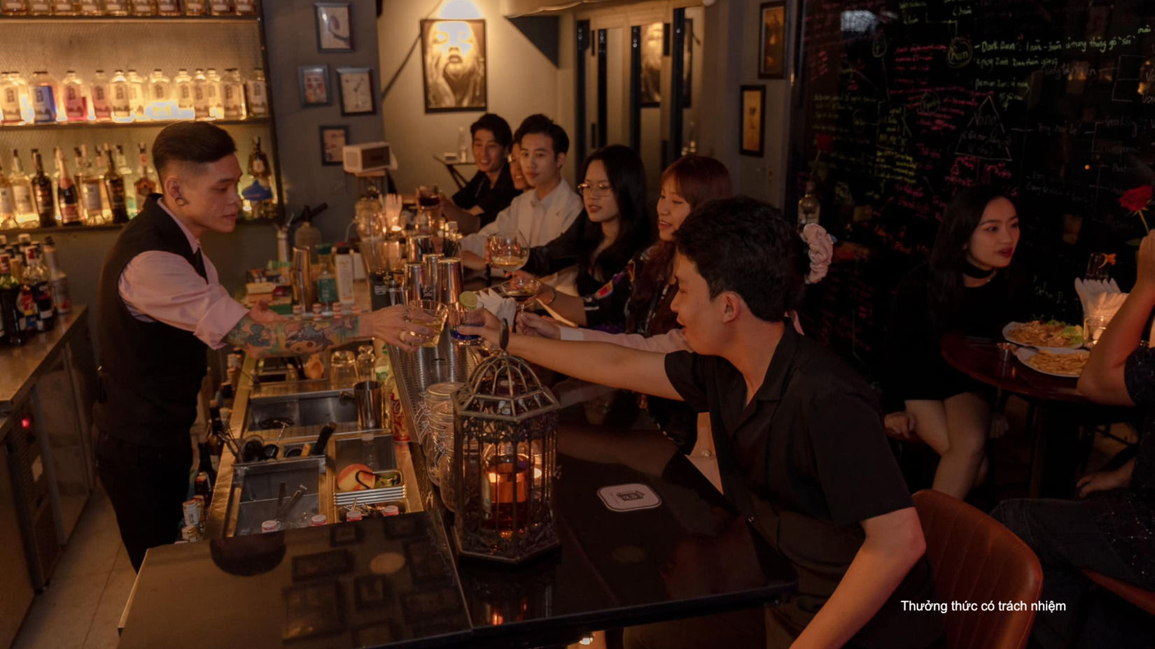Phong cách thiết kế sang trọng, nhưng không kém phần gần gũi của LIB. Hidden Bar