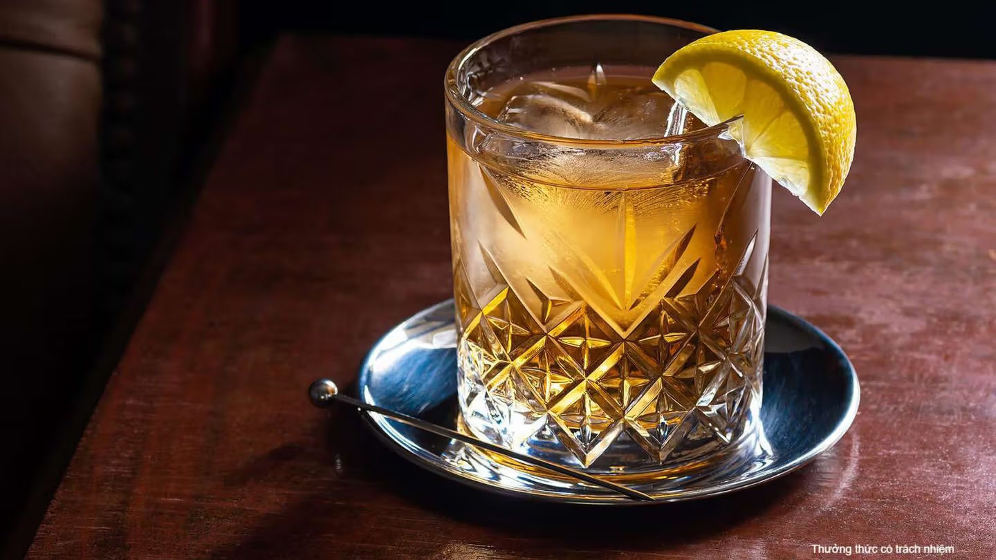 Johnnie Walker Red Label nổi bật với phong cách trẻ trung, dễ pha chế cocktail
