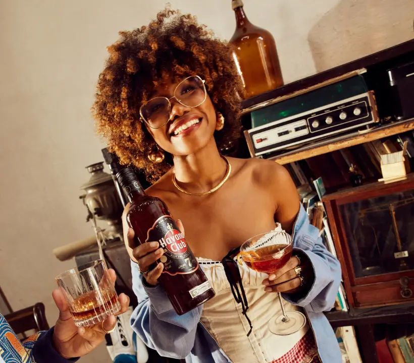 woman showing new havana club 7 anos