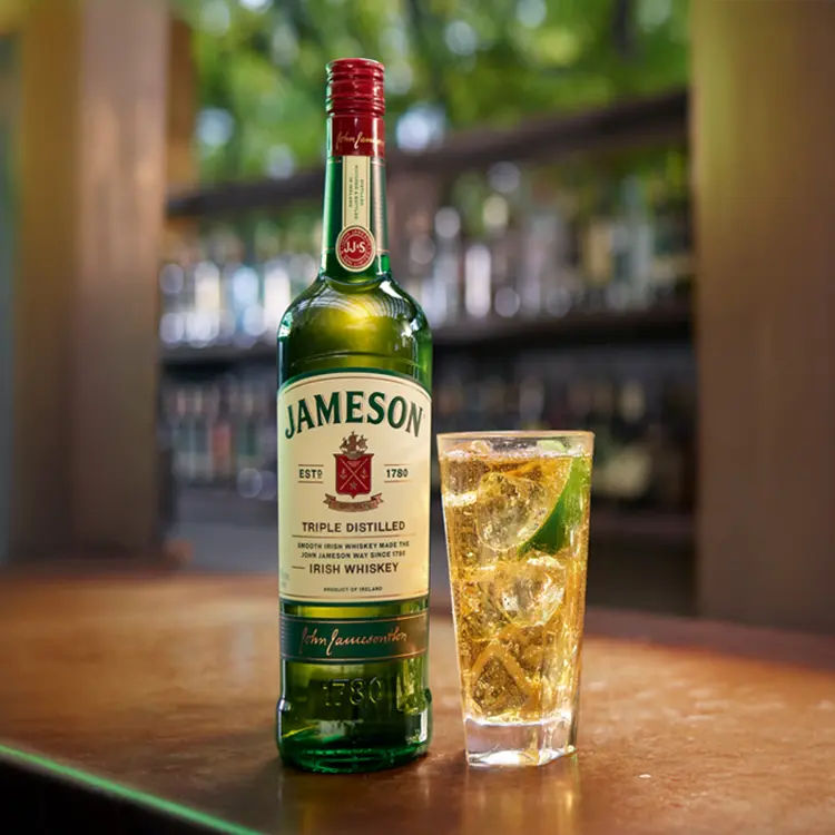 bicchiere da drink con whiskey