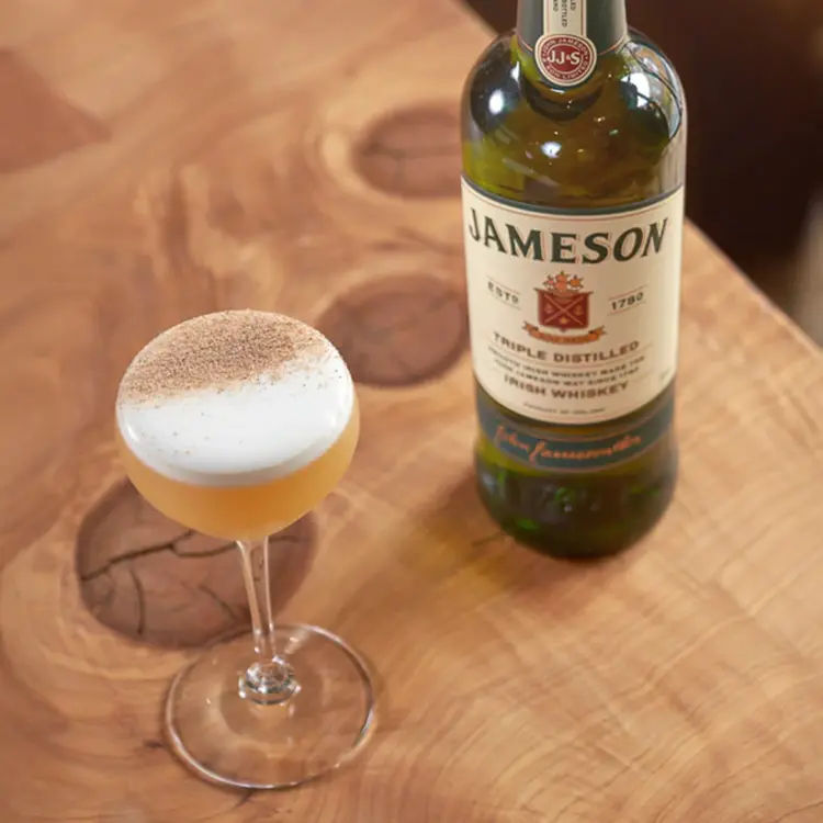 Coppa-di-whiskey-sour