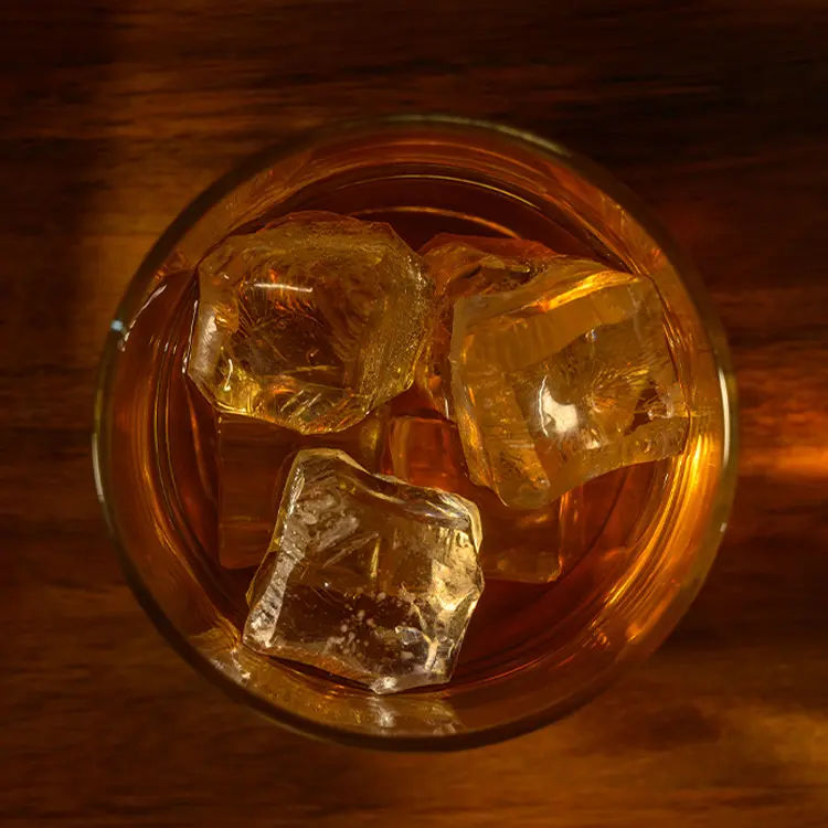 irish whiskey con ghiaccio