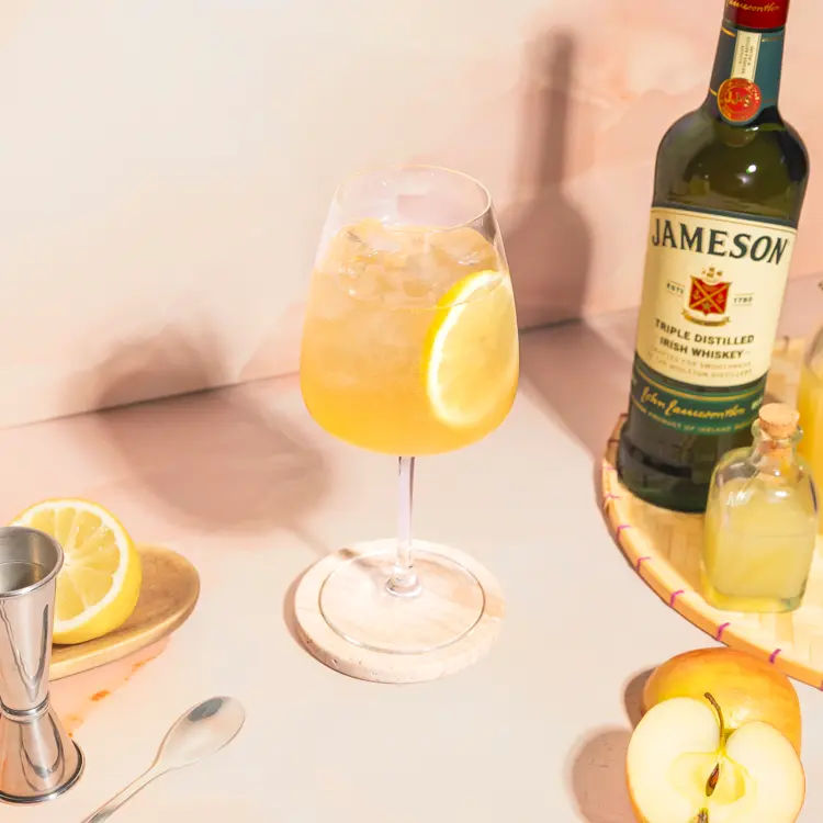 jj 2425 q4 drinks whiskey spritz stills website 750x750 0225
