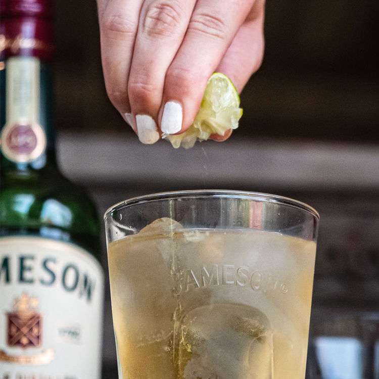 cocktail-whiskey-lime