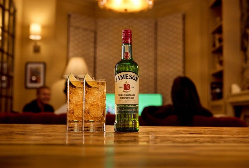 Jameson Ginger & Lime cocktail with fresh lime and ice