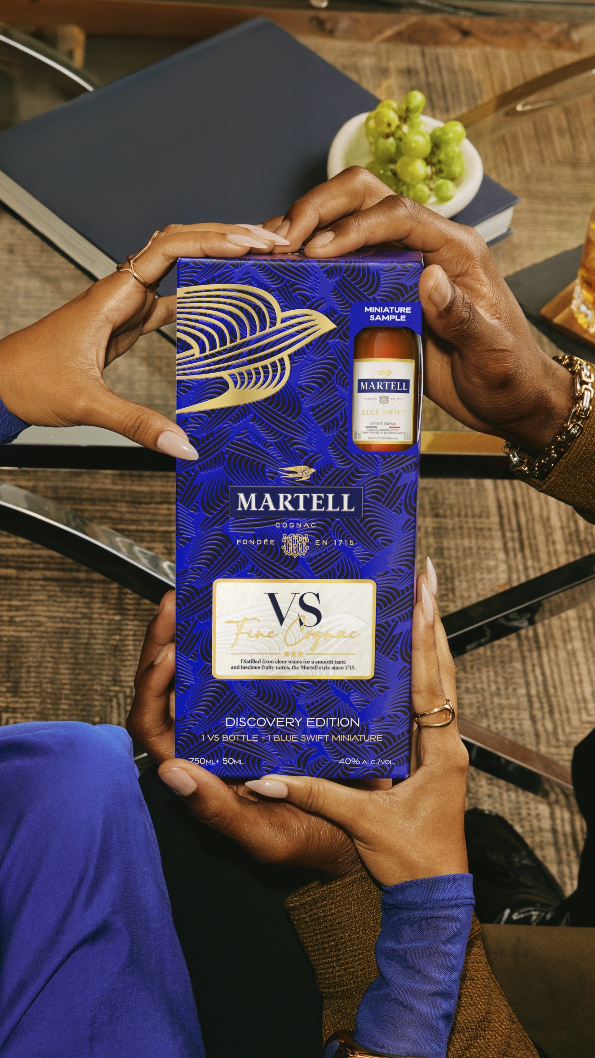4本セット　MARTELL PAUL BOCUSE CRIZET ブランデー Martell Blue Swift Holiday Gift Set with Jigger & Glasses