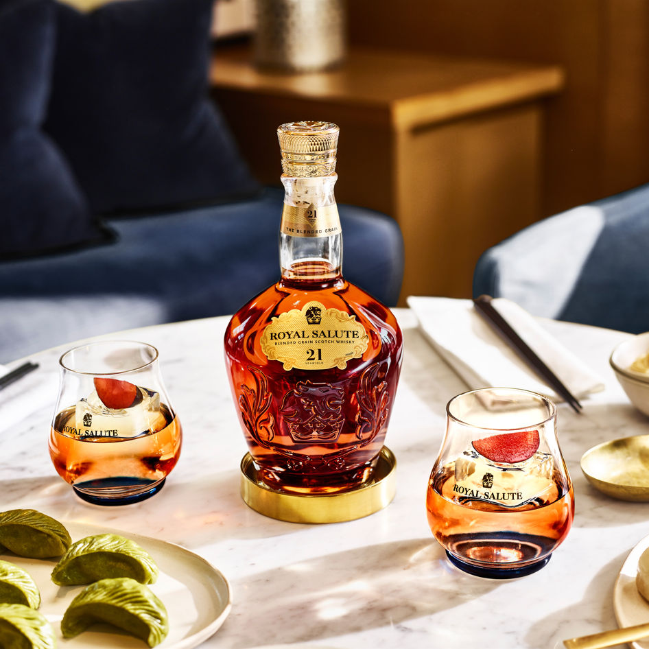 シーバス　ロイヤルサルート21年　陶器ボトル　700ml ロイヤルサルート 21年 赤 陶器ボトル 700ml | お酒買取エイブイ