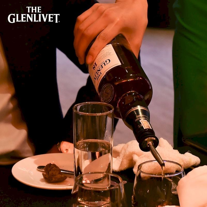 6. Câu hỏi thường gặp 1. Free pouring có chính xác như dùng jigger không? Không hoàn toàn. Jigger vẫn cho độ chính xác cao và ổn định hơn, trong khi free pouring phụ thuộc vào kỹ năng đếm nhịp, dụng cụ và kinh nghiệm của bartender. 2. Người mới có nên học free pouring không? Có. Tuy nhiên, người mới nên luyện tập với speed pourer và kiểm tra định lượng bằng jigger để xây dựng phản xạ trước khi áp dụng vào pha chế thực tế. 3. Free pouring có thể áp dụng với mọi loại đồ uống không? Không. Kỹ thuật này phù hợp nhất với các loại rượu có tốc độ dòng chảy ổn định. Với nguyên liệu có độ nhớt cao như syrup hoặc kem, bartender thường cần điều chỉnh kỹ thuật hoặc sử dụng jigger. 4. Có cần dùng speed pourer khi luyện free pouring không? Có. Speed pourer giúp ổn định dòng chảy, từ đó việc đếm nhịp và định lượng trở nên chính xác hơn. 5. Mất bao lâu để thành thạo free pouring? Thời gian sẽ khác nhau tùy mỗi người. Nếu luyện tập đều đặn và thường xuyên kiểm tra bằng jigger, người mới có thể cải thiện đáng kể độ chính xác chỉ sau vài tuần. Tóm lại, free pouring không chỉ giúp bartender tăng tốc độ pha chế mà còn thể hiện khả năng kiểm soát và sự chỉn chu trong từng thao tác. Dù lựa chọn free pouring hay jigger pouring, điều quan trọng vẫn là đảm bảo định lượng chính xác để mỗi ly đồ uống giữ được hương vị cân bằng như mong muốn.