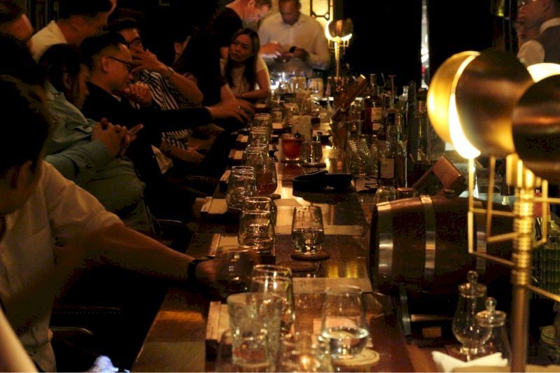 Speakeasy bar là gì? Khám phá nguồn gốc, đặc điểm, trải nghiệm độc đáo và top quán speakeasy bar nổi bật tại Hà Nội, TP.HCM đáng thử.