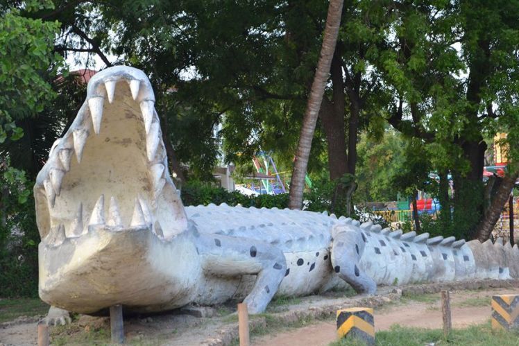 Statue de crocodile au Mamba Village