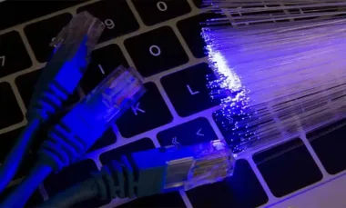 La UPV te enseña cómo funciona la magia de la fibra óptica