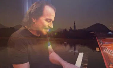 November Sky de Yanni: Una Meditación Musical sobre la Nostalgia y la Belleza Efímera