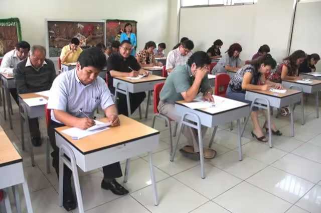 Miles de docentes buscan una plaza en la Carrera Pública