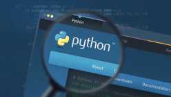 Interfaz de código Python en una laptop con el curso de Udemy de fondo