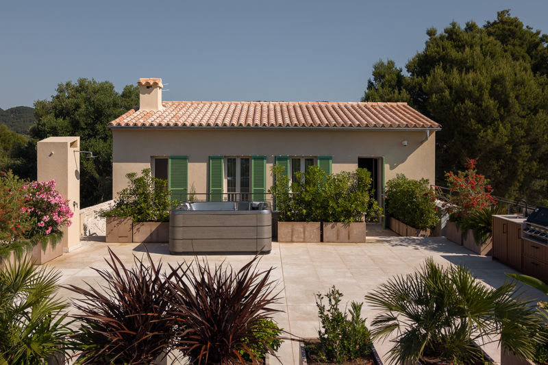 Roof terrace, full view