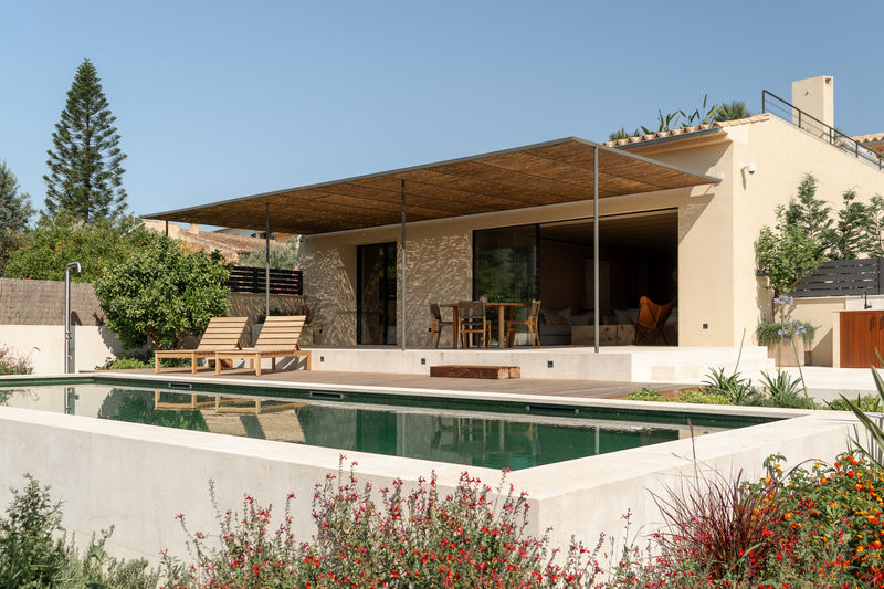 Facade and pool seen from the exterior, DE House Establiments