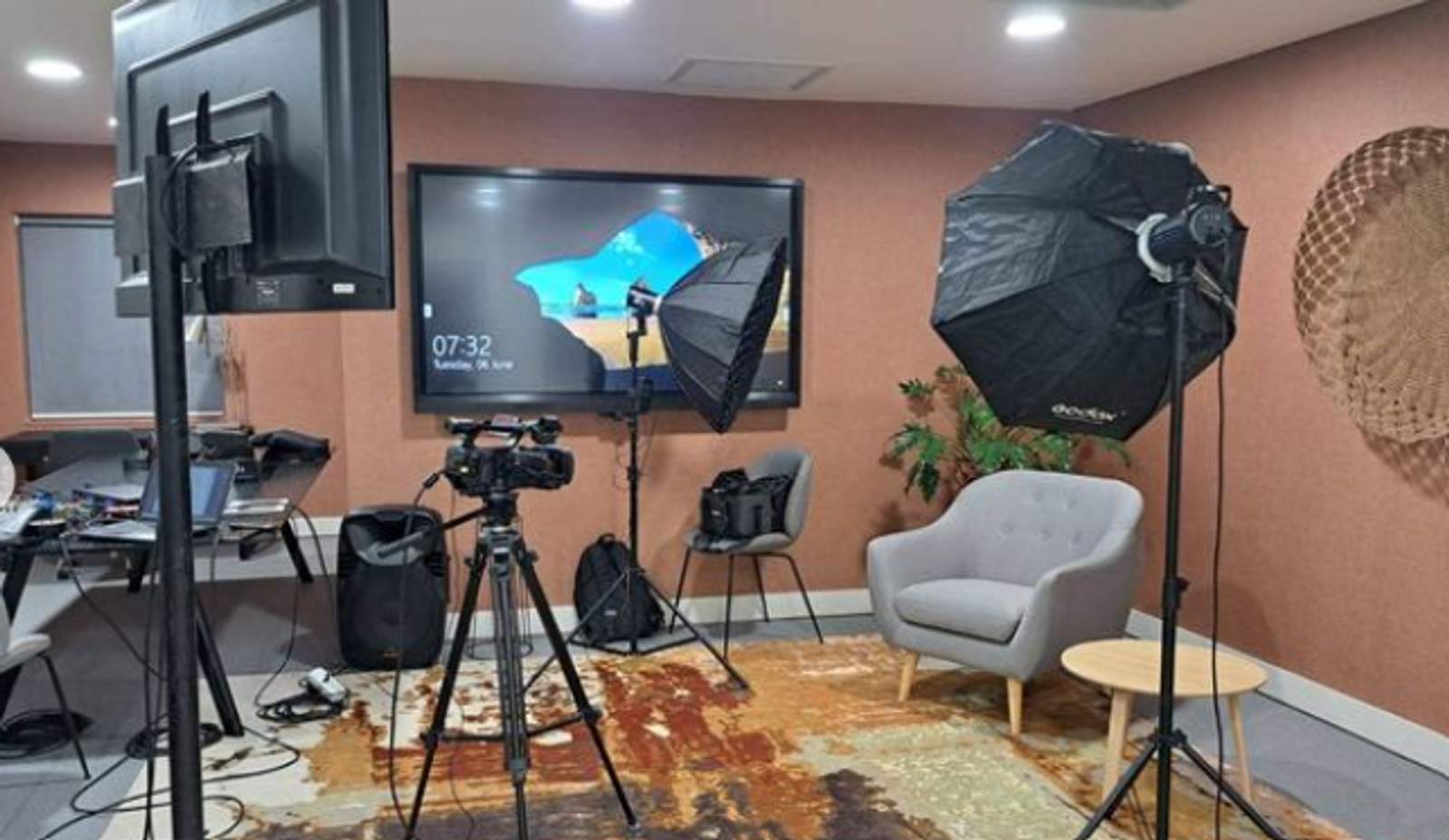 https://ik.imagekit.io/czzfxeud6c/EventBookr/members/666ab6bd6a1713749c6dcdc3/EventServiceListings/EventServicePhotos/streamings_l3aEqeJ_l.png