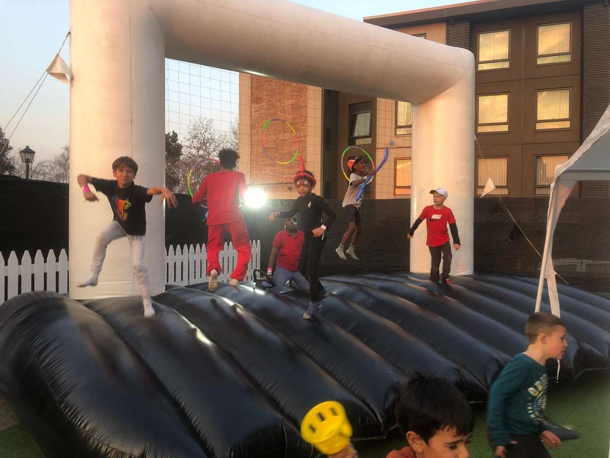 https://ik.imagekit.io/czzfxeud6c/EventBookr/members/6850079f9b88c9e1f73cacbb/Nickerbockerdoodlebug_Festival_de_Mexico04_rs5mSbigV.JPG