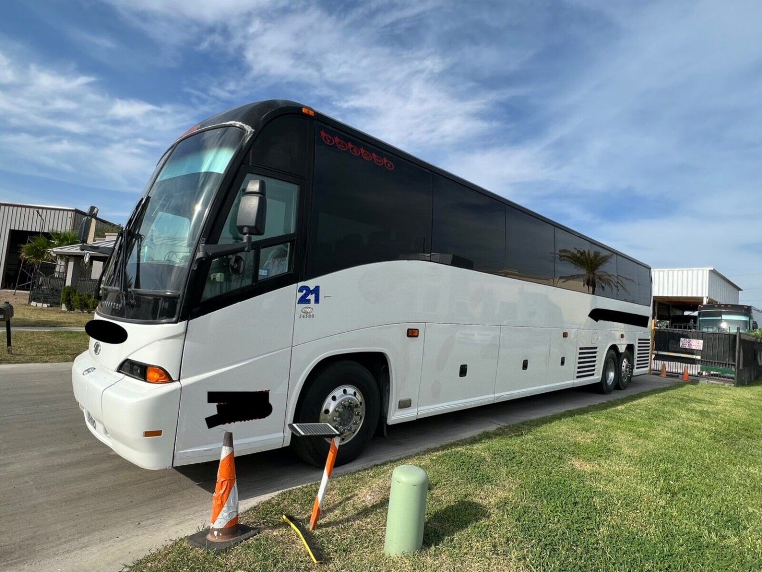 2009 MCI J4500 Charter Bus Buses for sale