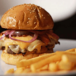 HAMBURGUESA 3X2 CON PAPAS FRITAS 