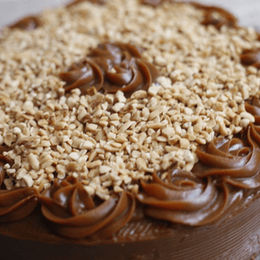 TORTA AREQUIPE Y MANÍ