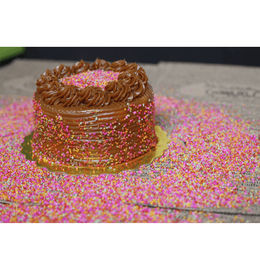 TORTA AREQUIPE CON LLUVIA DE COLORES