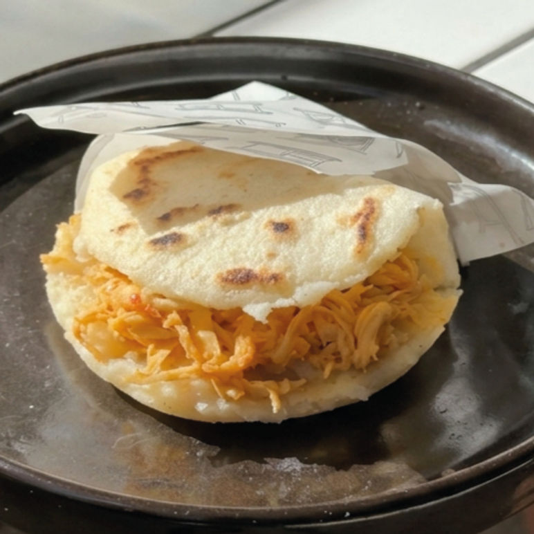 Arepa de Pollo Guisado