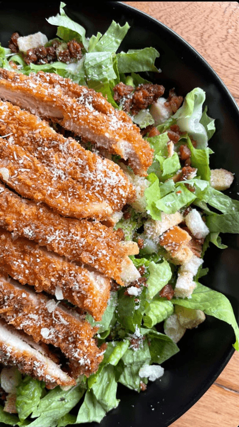 Ensalada Cesar con Pollo Crispy