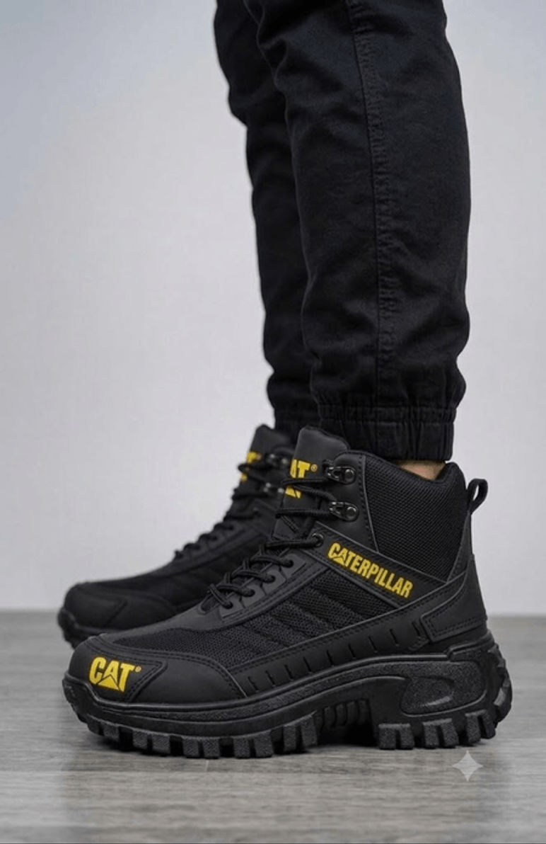 BOTA CASUAL TODO NEGRO DETALLES AMARILLOS