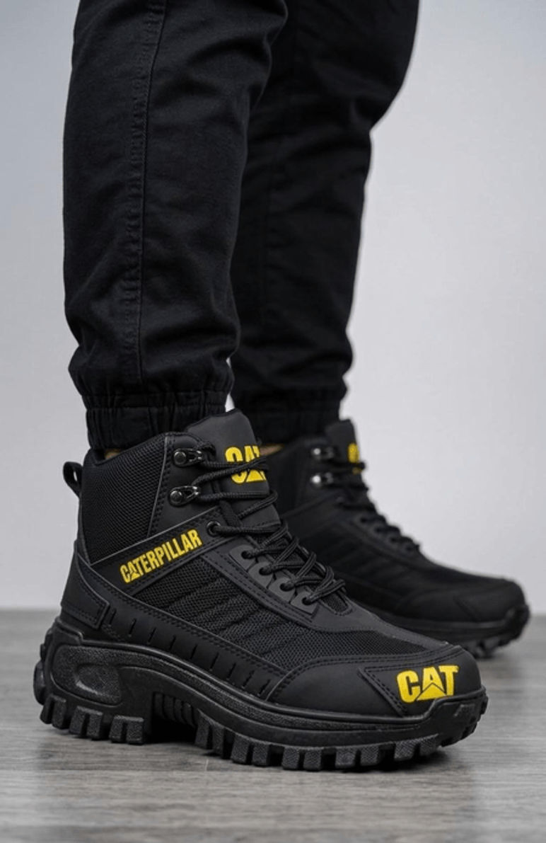 BOTA CASUAL TODO NEGRO DETALLES AMARILLOS