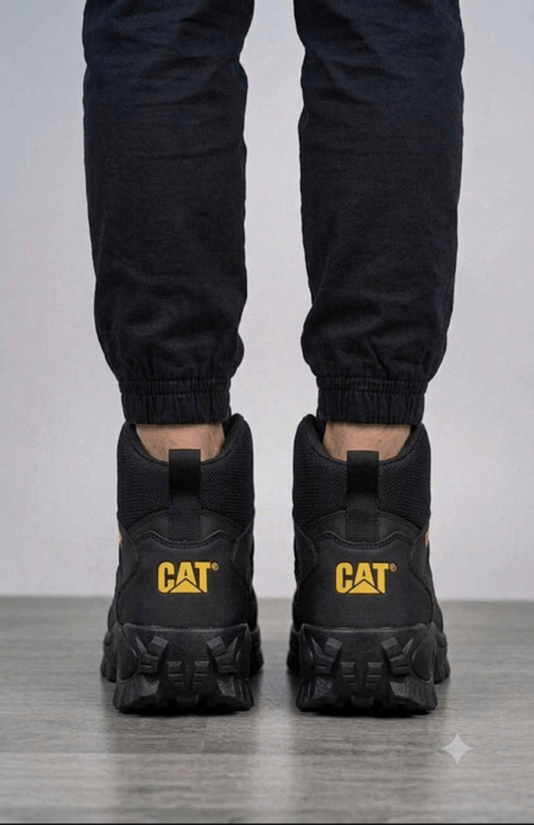 BOTA CASUAL TODO NEGRO DETALLES AMARILLOS