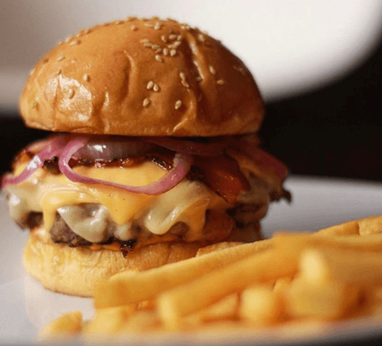 HAMBURGUESA 3X2 CON PAPAS FRITAS 