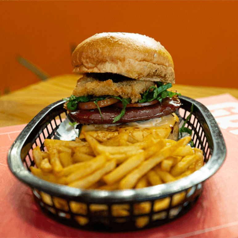 PORK MEAT BURGER + PAPAS FRITAS