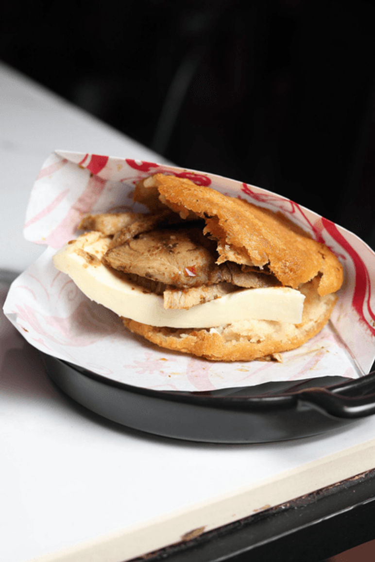 Arepa de queso telita con pernil