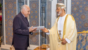 جلالةُ السُّلطان المعظّم يتسلّم رسالةً خطيّةً من رئيس الجزائر