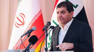 النائب الأول للرئيس الإيراني محمد مخبر يتولى مهام الرئاسة في إيران