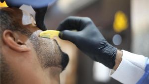 رائد أعمال لـ «الوصال»: اشتراط توظيف عامل عُماني في محلات الحلاقة «قرار غير مدروس» ويُهدد بزيادة الإغلاقات والعمالة السائبة