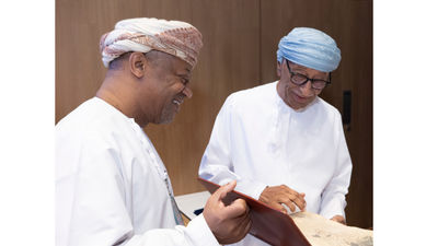 احتفاءً بمسيرة حافلة بالريادة الثقافية: بنك عُمان العربي يُكرّم معالي محمد الزبير