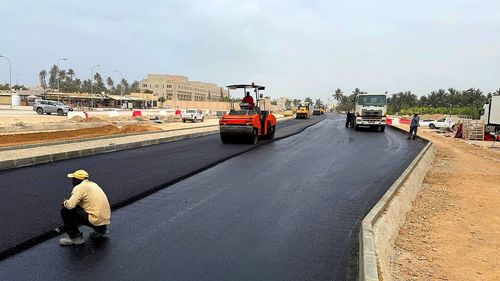 بلدية ظفار لـ &laquo;الوصال&raquo;: تنفيذ وصيانة أكثر من 313 كيلومترًا من الطرق لتعزيز السلامة المرورية وخدمة الأحياء السكنية الجديدة