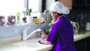 صاحب مكتب استقدام أيادي عاملة لـ«الوصال»: الإغراءات الإلكترونية تقود للهروب لدى العاملات ونحتاج عقوبات أشد لحماية المجتمع