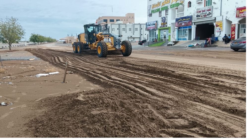 داوود الزدجالي لـ&laquo;الوصال&raquo;: فرق البلدية بجنوب الباطنة واصلت فتح الطرق وتسريع عودة الخدمات بعد الحالة الجوية