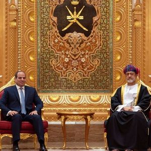 جلالةُ السُّلطان ورئيسُ مصر يعقدان لقاءً أخويًّا بقصر البركة العامر