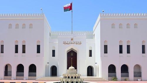 سلطنة عُمان تستنكر بشدة تعرض مكة المكرمة لاستهدافات