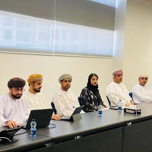 'ريادة' تبحث تطوير الموردين المحليين وتعزيز الفرص بالدقم