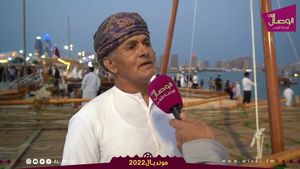 هذي من تراثنا العماني .. وحبينا نهدي أكبر شاشة لـ قطر .. اشتغلت عليها أنا و سبعة بحارة