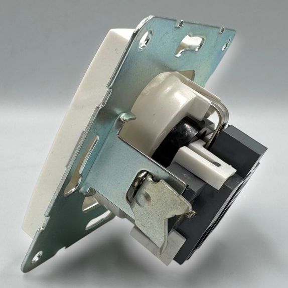 Priza Simpla 2P+E, Spin Top, Alba