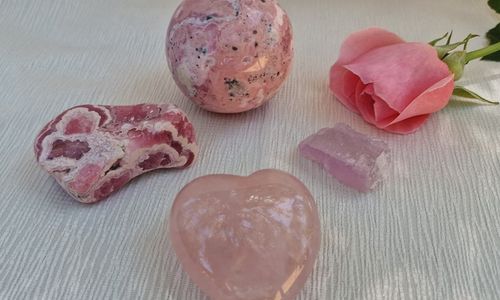 Care sunt pietrele semiprețioase de culoare roz?