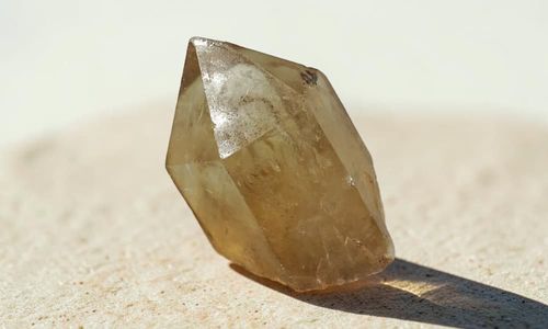 Ce proprietăți are citrinul? Simbolistică, caracteristici și utilizări ale pietrei naturale