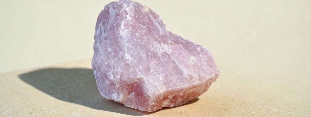 Ce proprietăți are cuarțul roz? Eleganța și simbolistica unei pietre naturale aparte